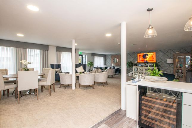 Thumbnail Flat to rent in Hind Head Knowle, Walnut Tree, Milton Keynes