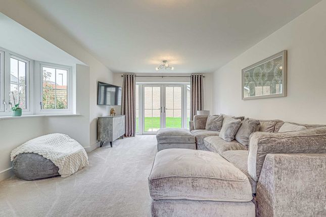 17, Hughes Crescent, Wickford photo 2