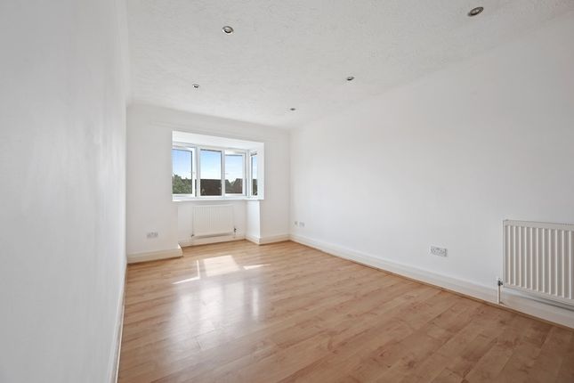 Flat to rent in Shobroke Close, London