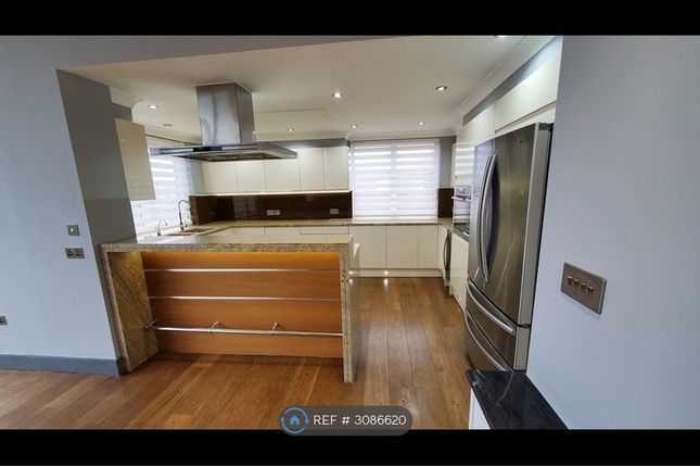 Regent Court North Bank Lodge Road, London photo 3