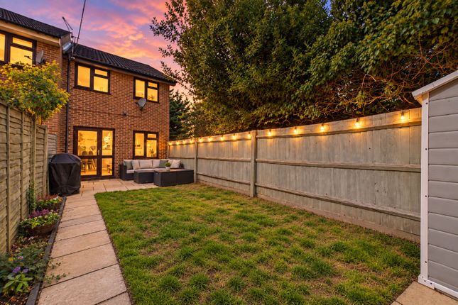 5, Arthur Close, Surrey photo 2