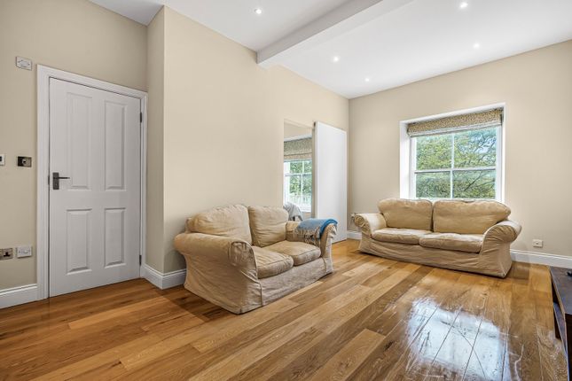 Flat 9, 37, Queens Gardens, London photo 3