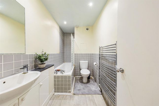 Flat for sale in Grove Hill, London