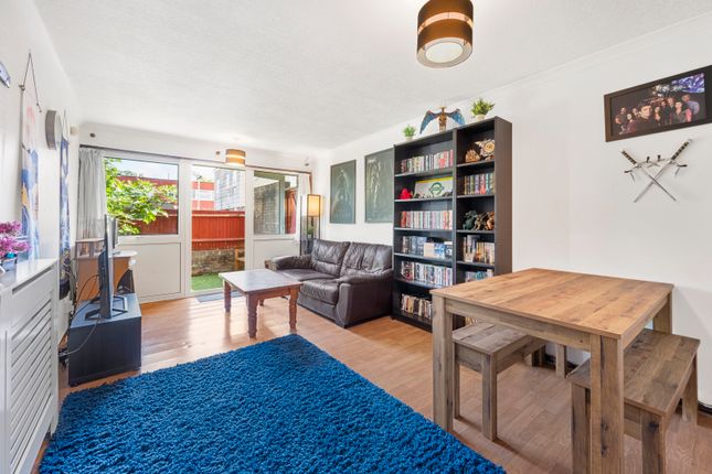 The Garden Flat, 8, Farnham Gardens, Raynes Park photo 2