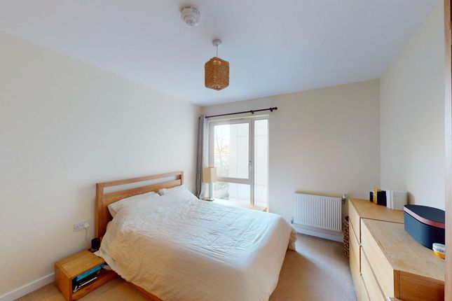 Flat 30 - New, Barge Walk, London photo 4