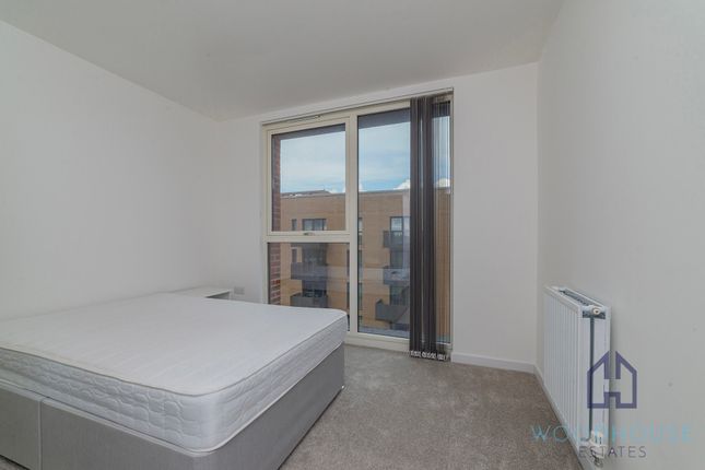 Flat to rent in Shearwater Drive, London