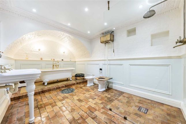 Flat for sale in West Grove, London