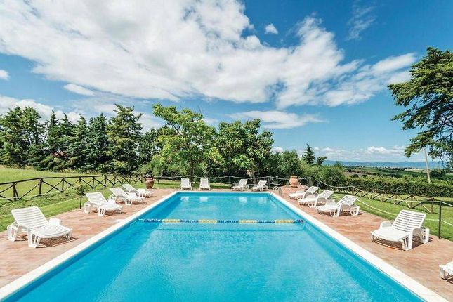 Thumbnail Country house for sale in Castiglione Del Lago, Castiglione Del Lago, Umbria