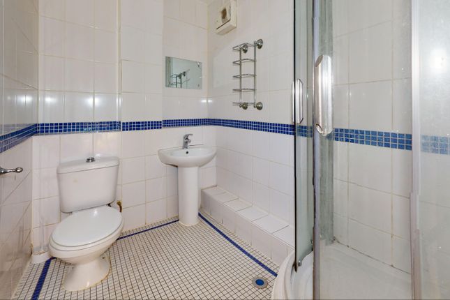 37 Gainsborough Road, Hayes photo 2