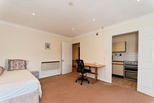 39, Parsonage Court, SWINDON photo 4