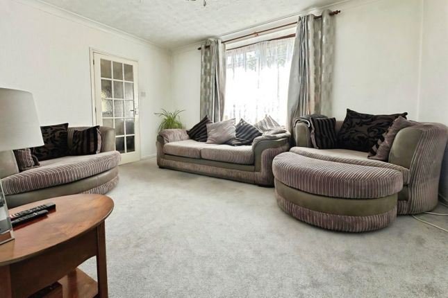22, Moreton Way, Slough photo 2