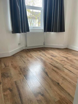 Flat to rent in Belmont Road, London