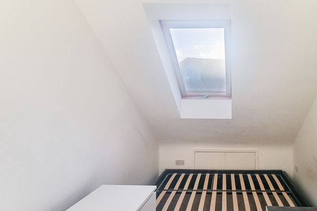 Flat 3, 20B High Street, Barnet En5 5Ru