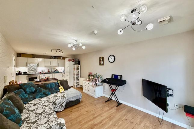 Flat 2, Aces Court, Hounslow photo 3