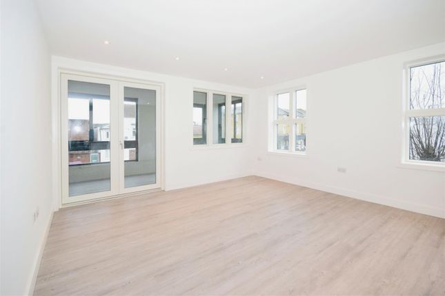Flat to rent in Kingston Road, South Wimbledon