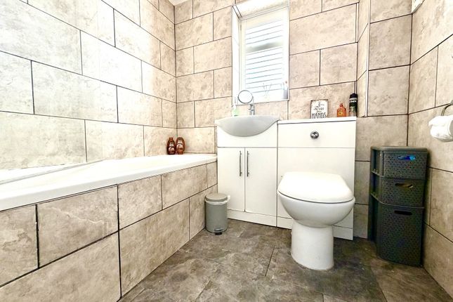 53, Leatherhead Road, Chessington photo 4