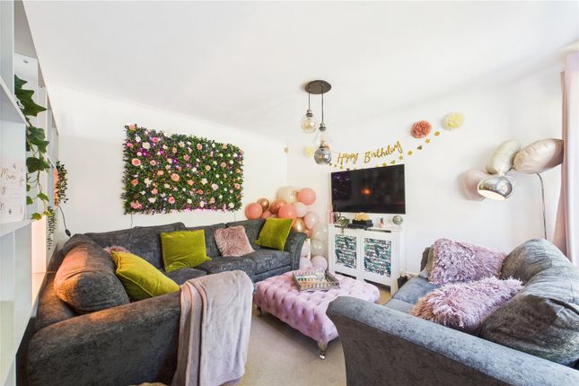 4, Norden Close, Maidenhead photo 2