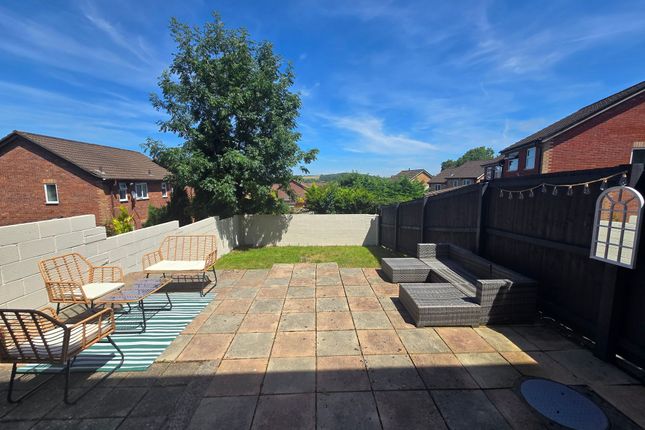 Oak Tree Court, Bridgend photo 4