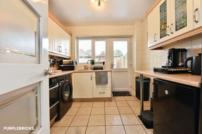10, Lynwood Drive, Oldham photo 3