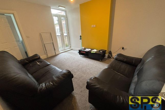 5-bed house on 372, Leek Road, Stoke-on-Trent, £450/mo