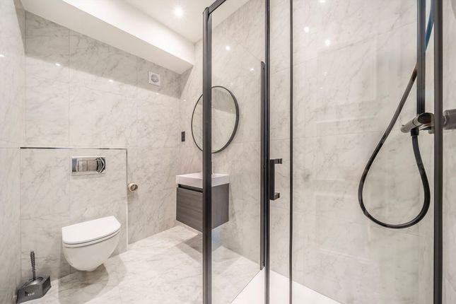 Flat 2, 7A, Camberwell Green, London photo 4