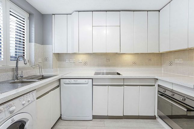 Flat 9, Conifer Court, 2, Inner Park Road, London photo 3