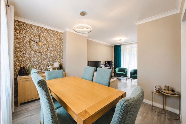 62, Cypress Grove, Swindon photo 3