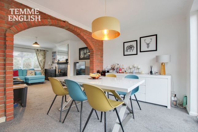 18 Roseberry Avenue, Basildon photo 3