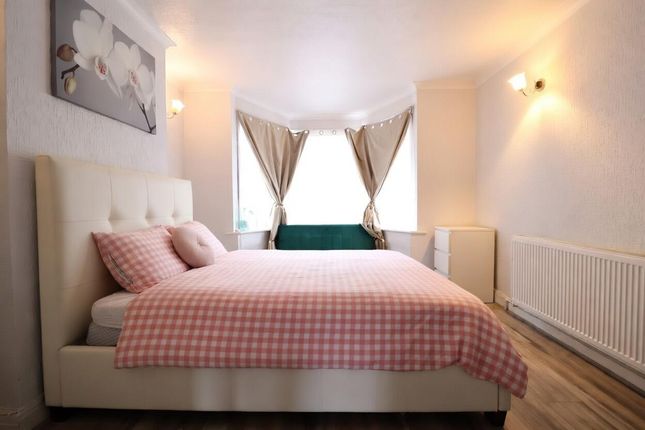 71, Crest Road, London photo 3