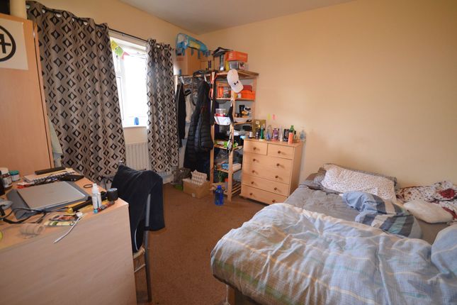 Room 2 12 Hursthead Walk, Manchester photo 2