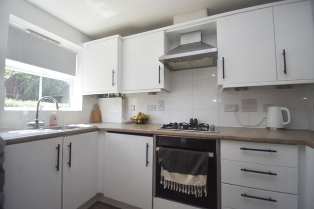18, Hills Way, Tadley photo 4