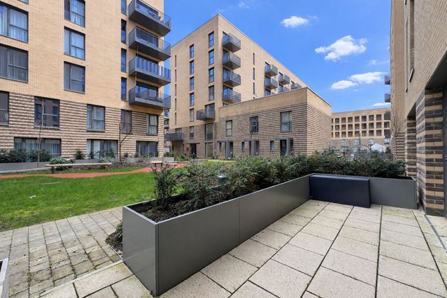 34 Shearwater Drive, London photo 3