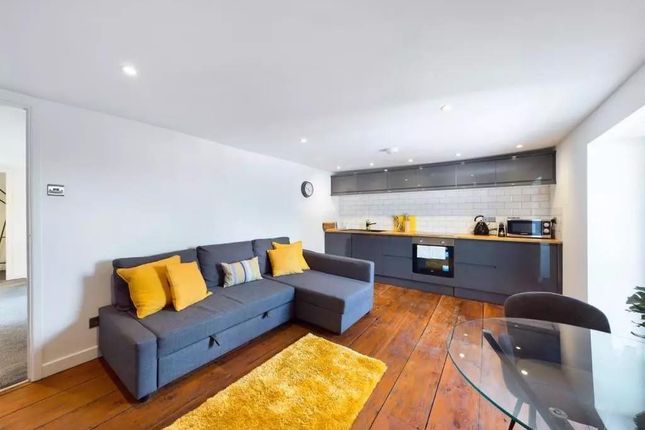 Flat 6, The Lodge, High Street, Lydney photo 3