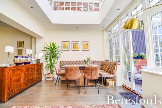 8, Drovers Mead, Brentwood photo 2