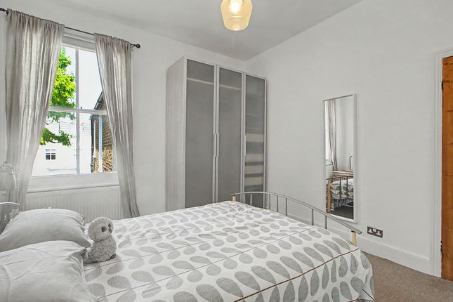 TFF 57, Hazelbourne Road, London photo 4