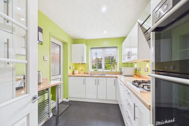 24 Webster Road, Aylesbury photo 2