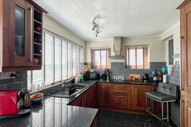 32 Hillcrest, Bridgend photo 3