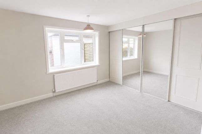 31, Mill Crescent, Southam photo 4