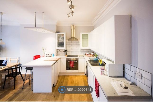 Flat to rent in Bernay's Grove, London