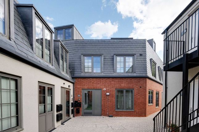 Thumbnail Flat to rent in Dukes Mews, London