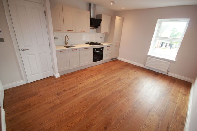 Flat to rent in High Road, Bushey Heath, Bushey