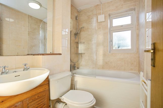 240, Rabournmead Drive, Northolt photo 4