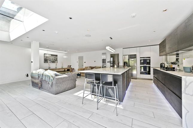49, Longford Close, Hampton Hill photo 4