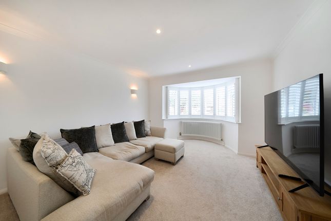 26, Hall Drive, Uxbridge photo 2
