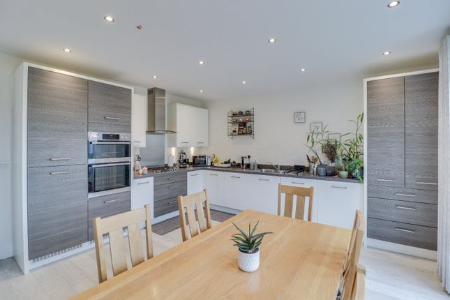 20, Bletchley Court, Leeds photo 2