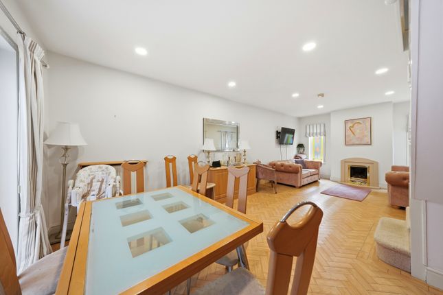 8 Montpellier Mews, Salford photo 5