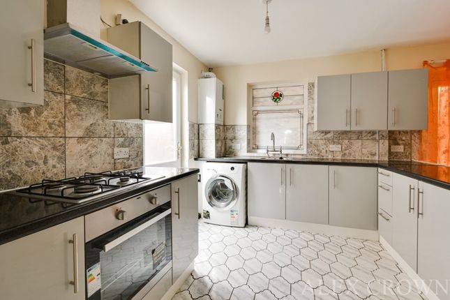 37, Lawrence Crescent, Dagenham photo 3