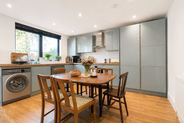 17, Lilian Close, London photo 3