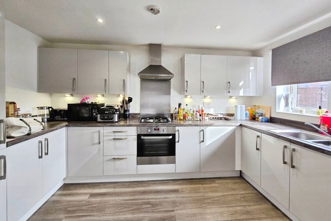 Flat 2, 23, Blackburne Way, Tongham photo 3