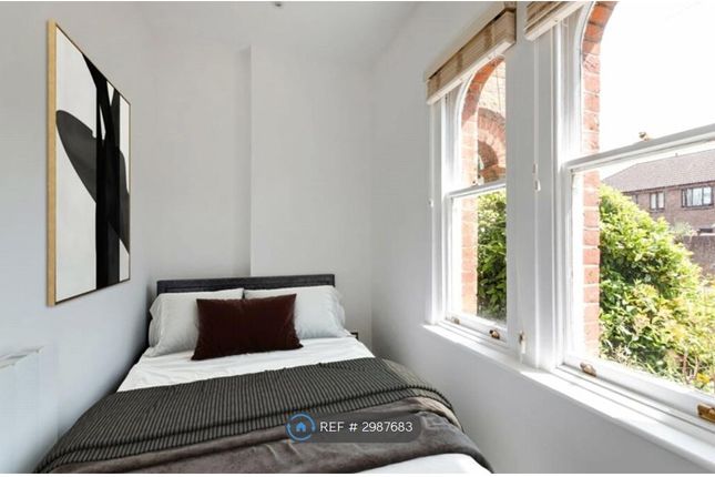 Raglan Road, Seymour Court Knaphill, Surrey photo 3
